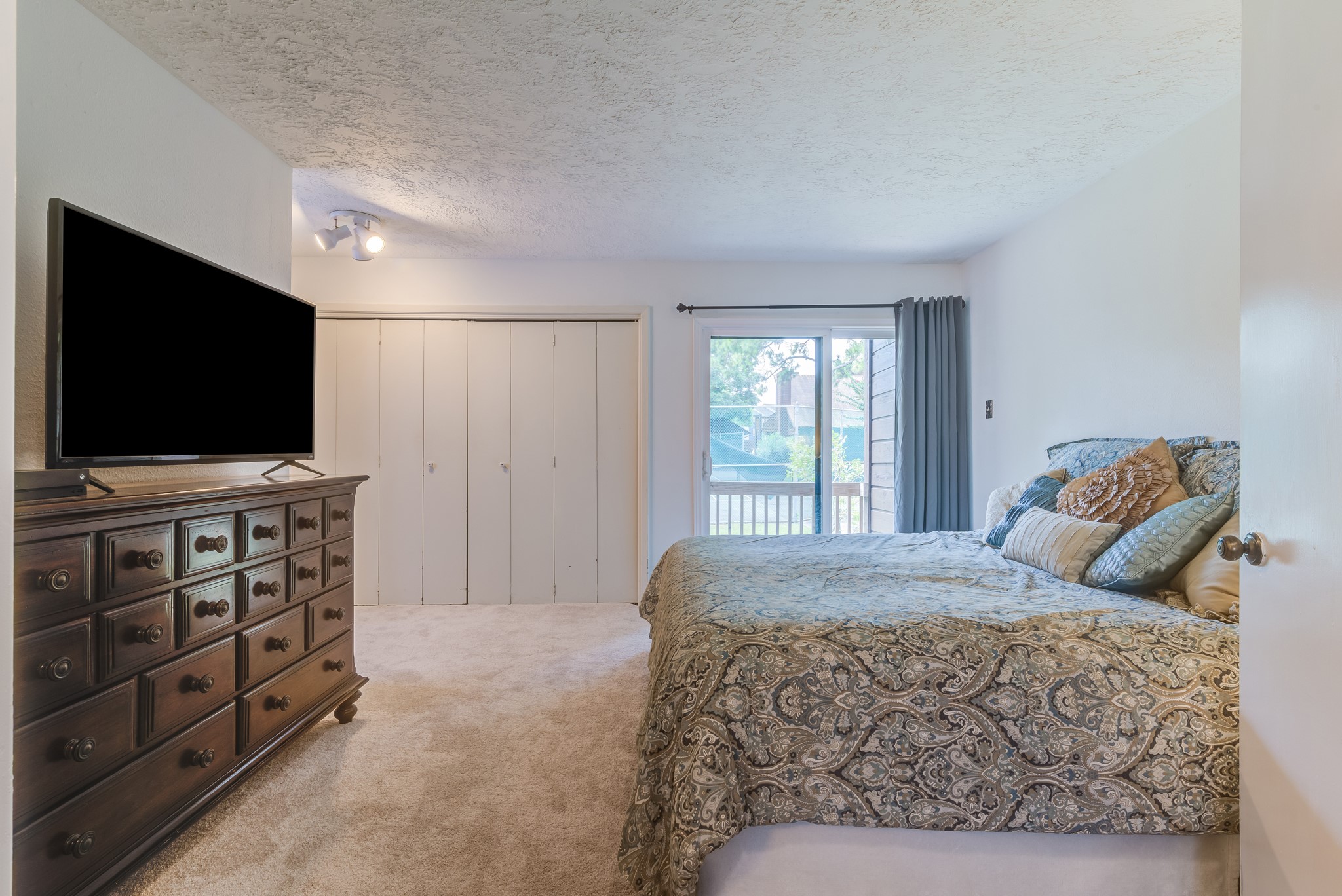 671 Davis Road League City, TX 77573 - Photo 14 of 34 a bedroom with a bed and a flat screen tv