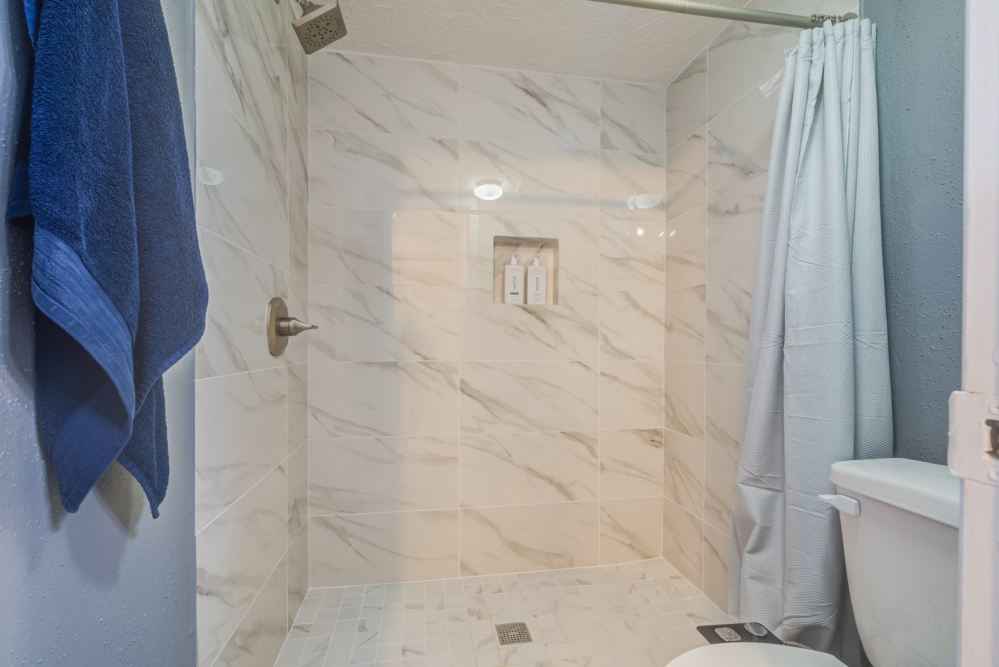 671 Davis Road League City, TX 77573 - Photo 17 of 34 a bathroom with a shower and a toilet