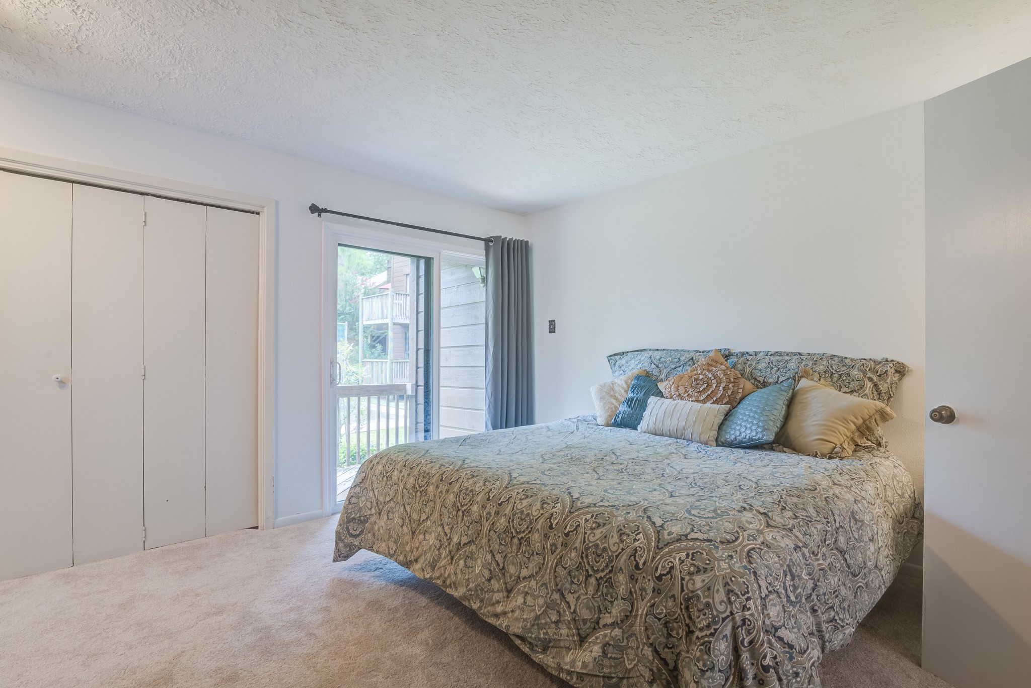 671 Davis Road League City, TX 77573 - Photo 18 of 34 a large bed sitting in a bedroom next to a window
