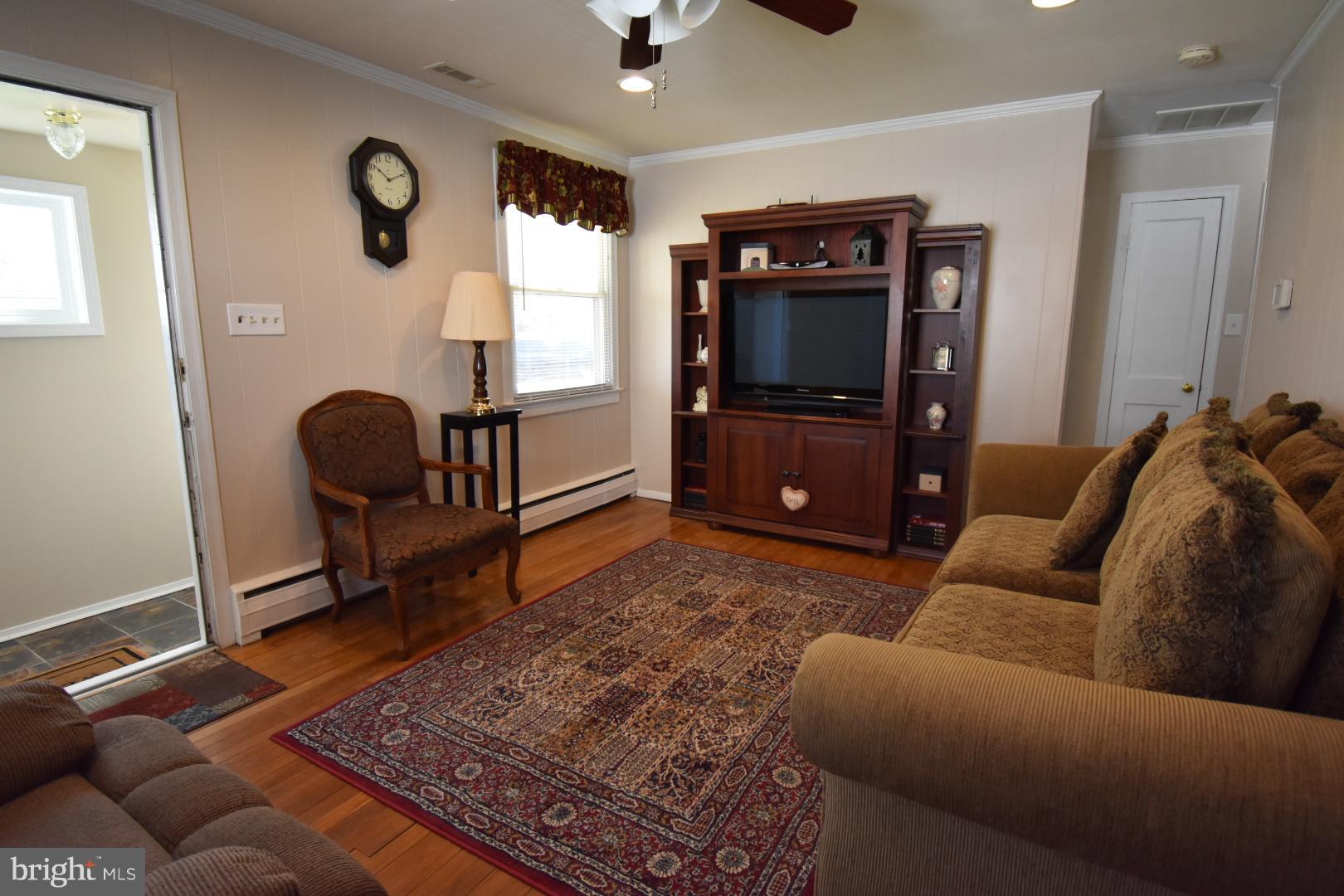 3432 Cornwall Road Baltimore, MD 21222 - Photo 6 of 29 Living Room