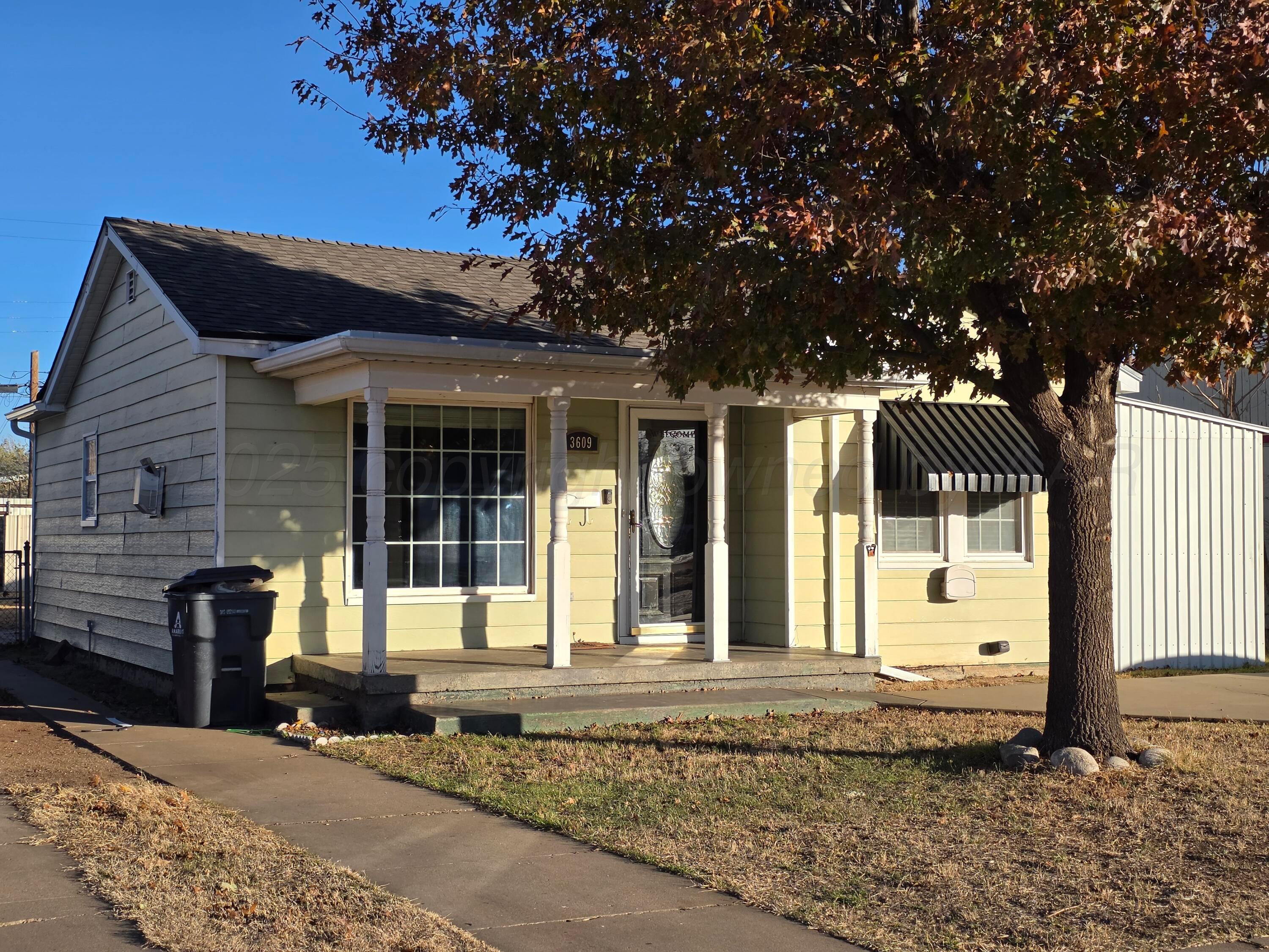 3609 South Jackson Street Amarillo, TX 79110 - Photo 4 of 30 a front view of a house with a garden