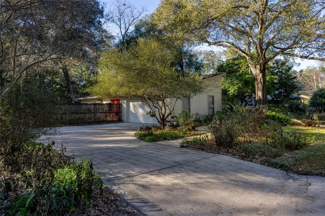a view of a house with backyard and garden