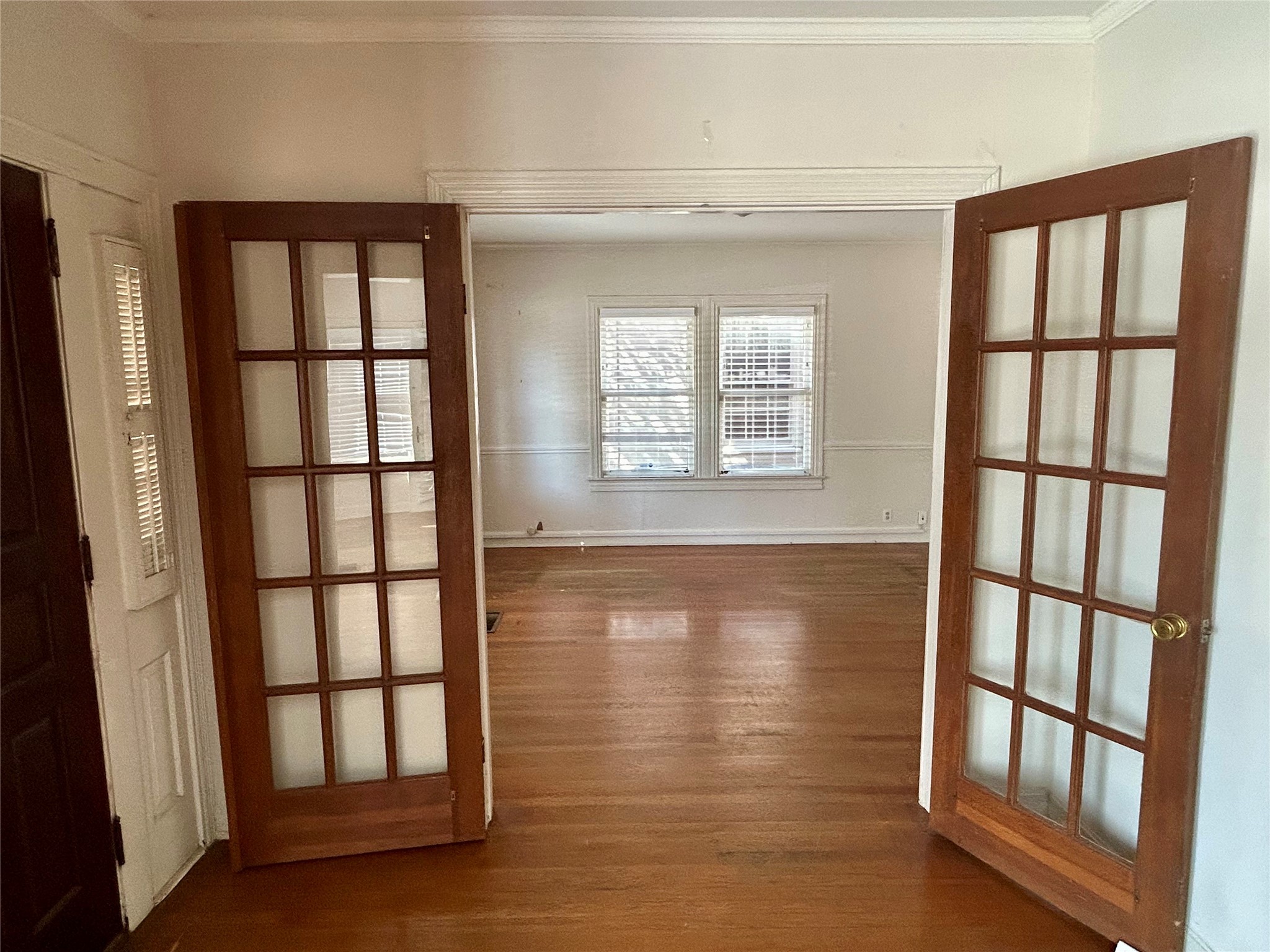 2038 Lexington Street Houston, TX 77098 - Photo 2 of 21 a view of empty room with large window
