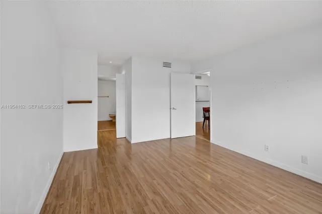 $2,300 | 200 Lakeview Drive, Unit 213, Weston, FL 33326