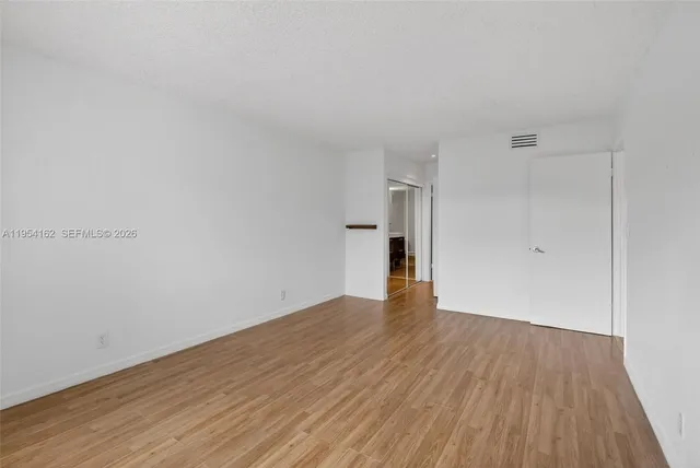 $2,300 | 200 Lakeview Drive, Unit 213, Weston, FL 33326