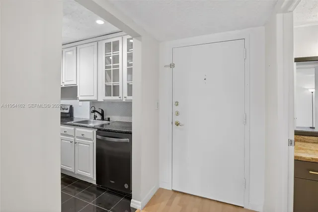 $2,300 | 200 Lakeview Drive, Unit 213, Weston, FL 33326