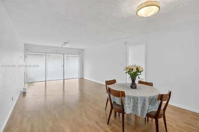 $2,300 | 200 Lakeview Drive, Unit 213, Weston, FL 33326