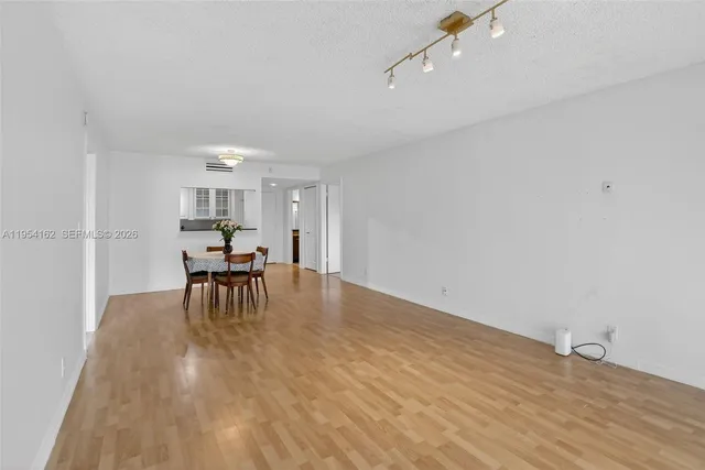 $2,300 | 200 Lakeview Drive, Unit 213, Weston, FL 33326