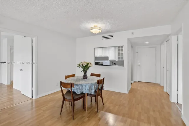 $2,300 | 200 Lakeview Drive, Unit 213, Weston, FL 33326