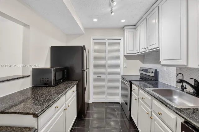 $2,300 | 200 Lakeview Drive, Unit 213, Weston, FL 33326