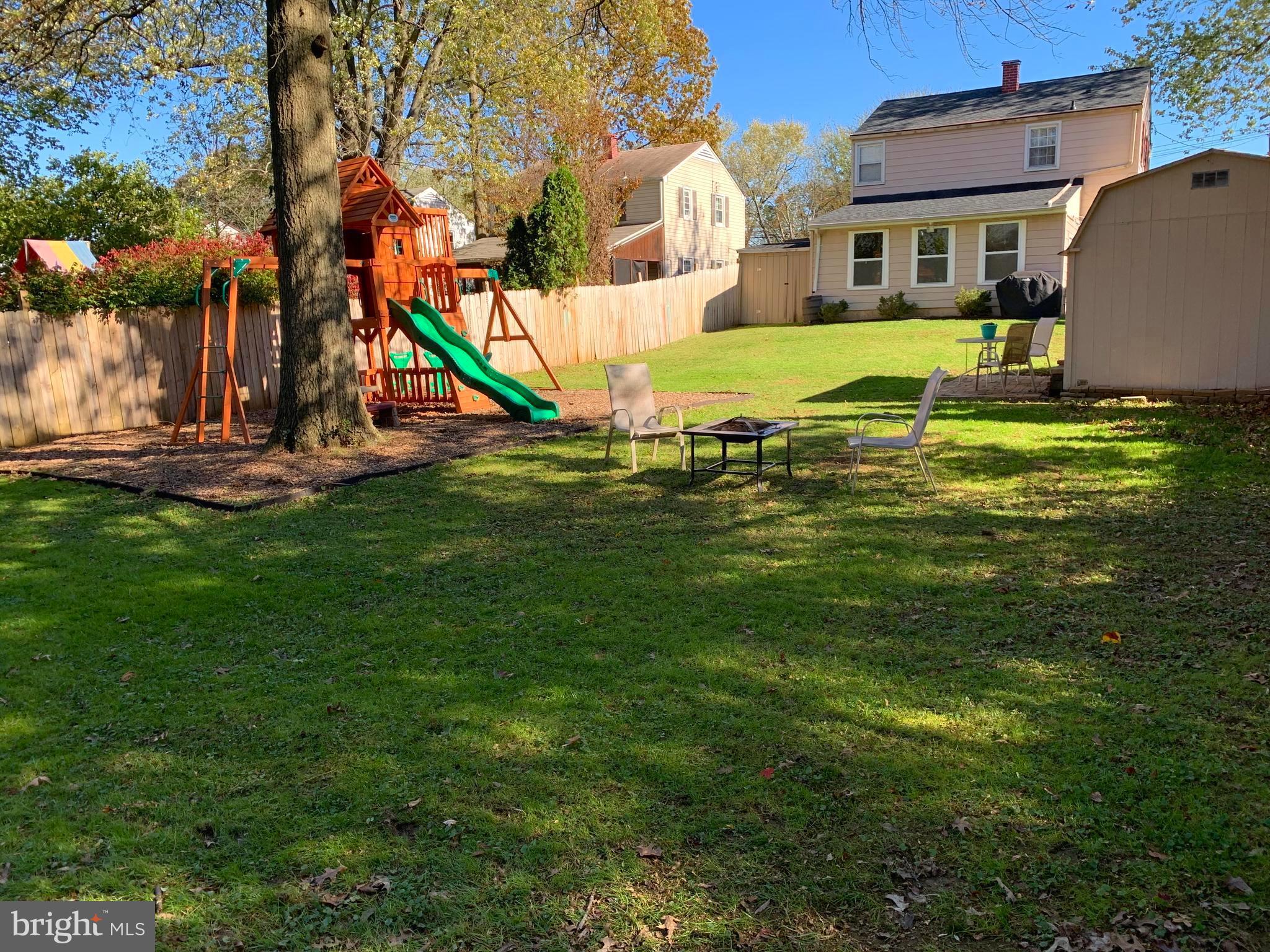 604 Norhurst Way Baltimore, MD 21228 - Photo 33 of 48 Large yard w/privacy fence