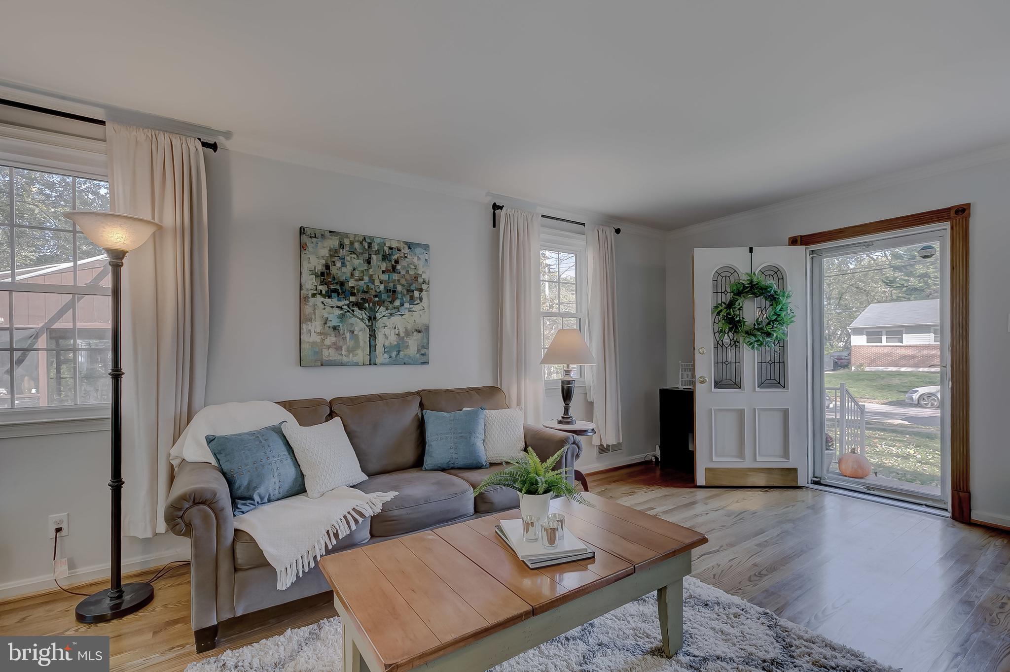 604 Norhurst Way Baltimore, MD 21228 - Photo 6 of 48 Neutral color palette great decor