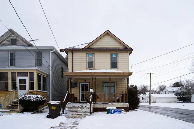 a view of a house with a yard