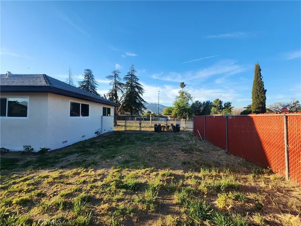 a view of a house with a backyard