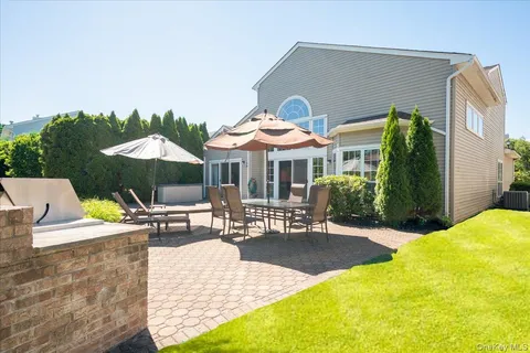 $1,099,000 | 10 Windwatch Drive, Hauppauge, NY 11788