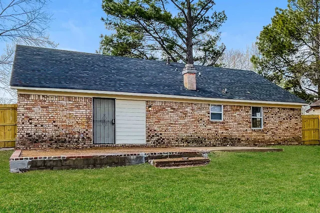 a front view of house with yard