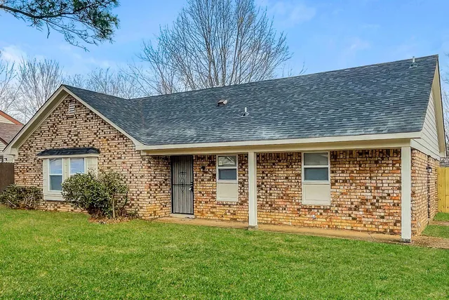 a view of a house with yard