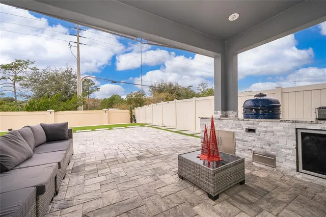 a view of a backyard