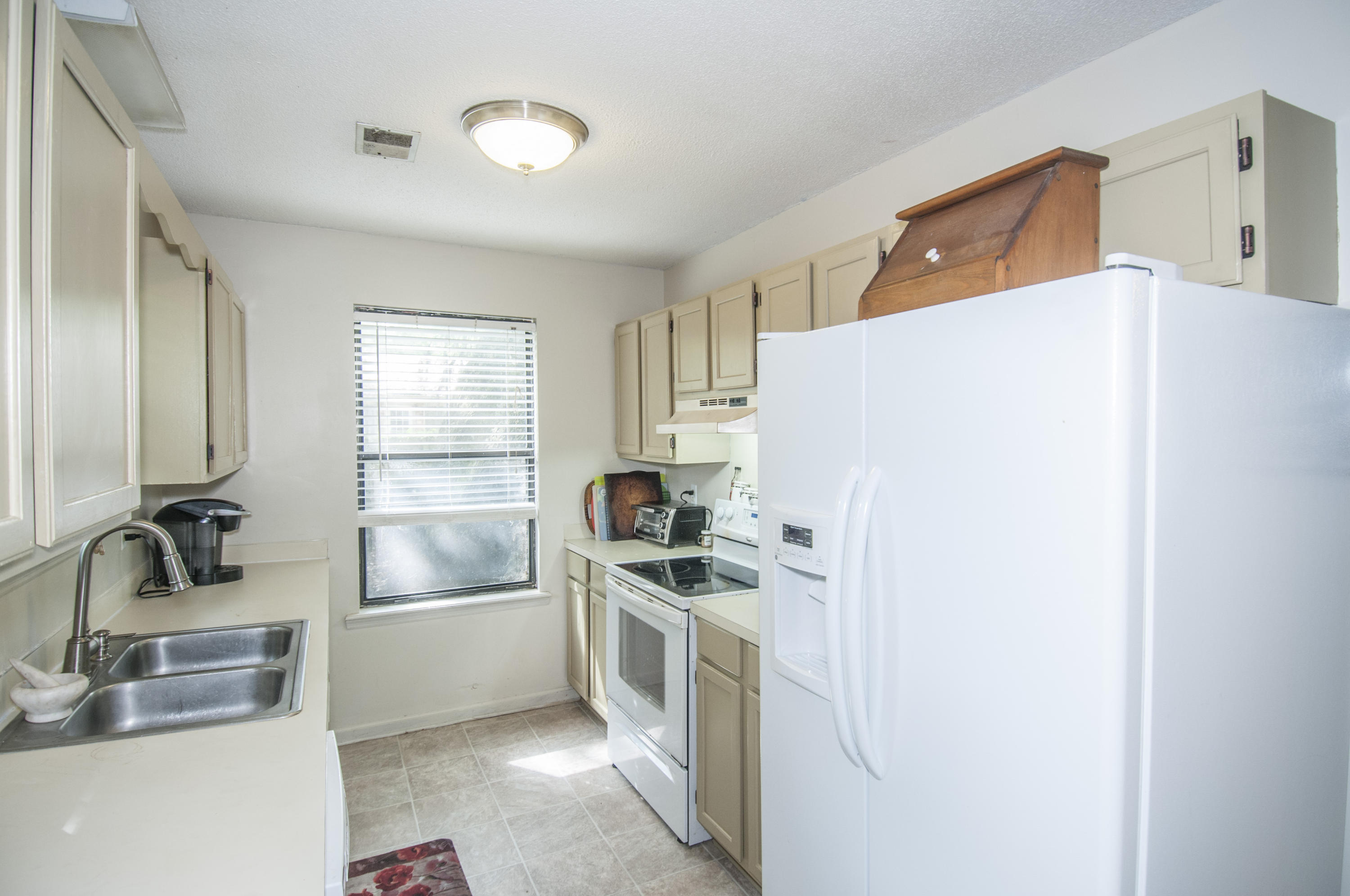 1758 Dogwood Road Charleston, SC 29414 - Photo 14 of 22 Kitchen3