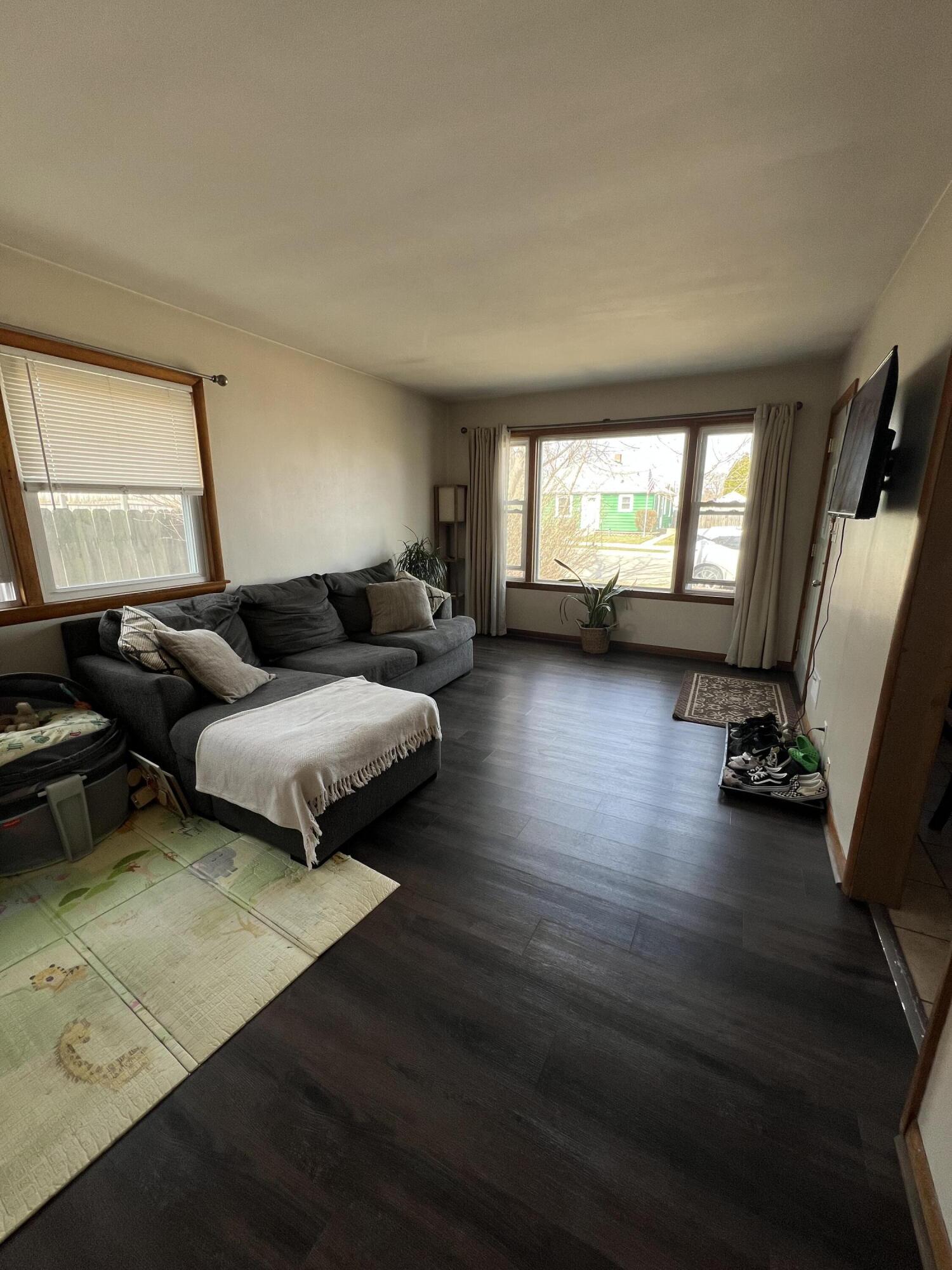 1417 Melvin Avenue Racine, WI 53402 - Photo 3 of 10 Bright living room