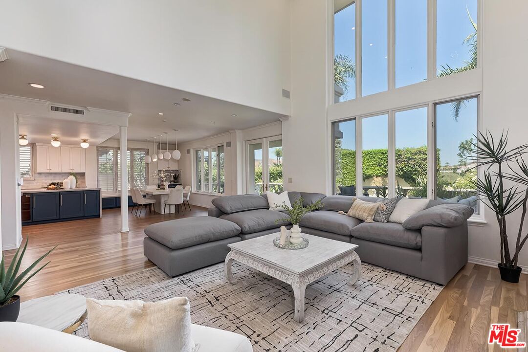 12683 Promontory Road Los Angeles, CA 90049 - Photo 11 of 38