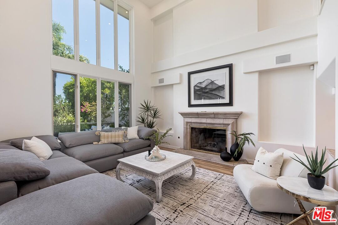 12683 Promontory Road Los Angeles, CA 90049 - Photo 10 of 38