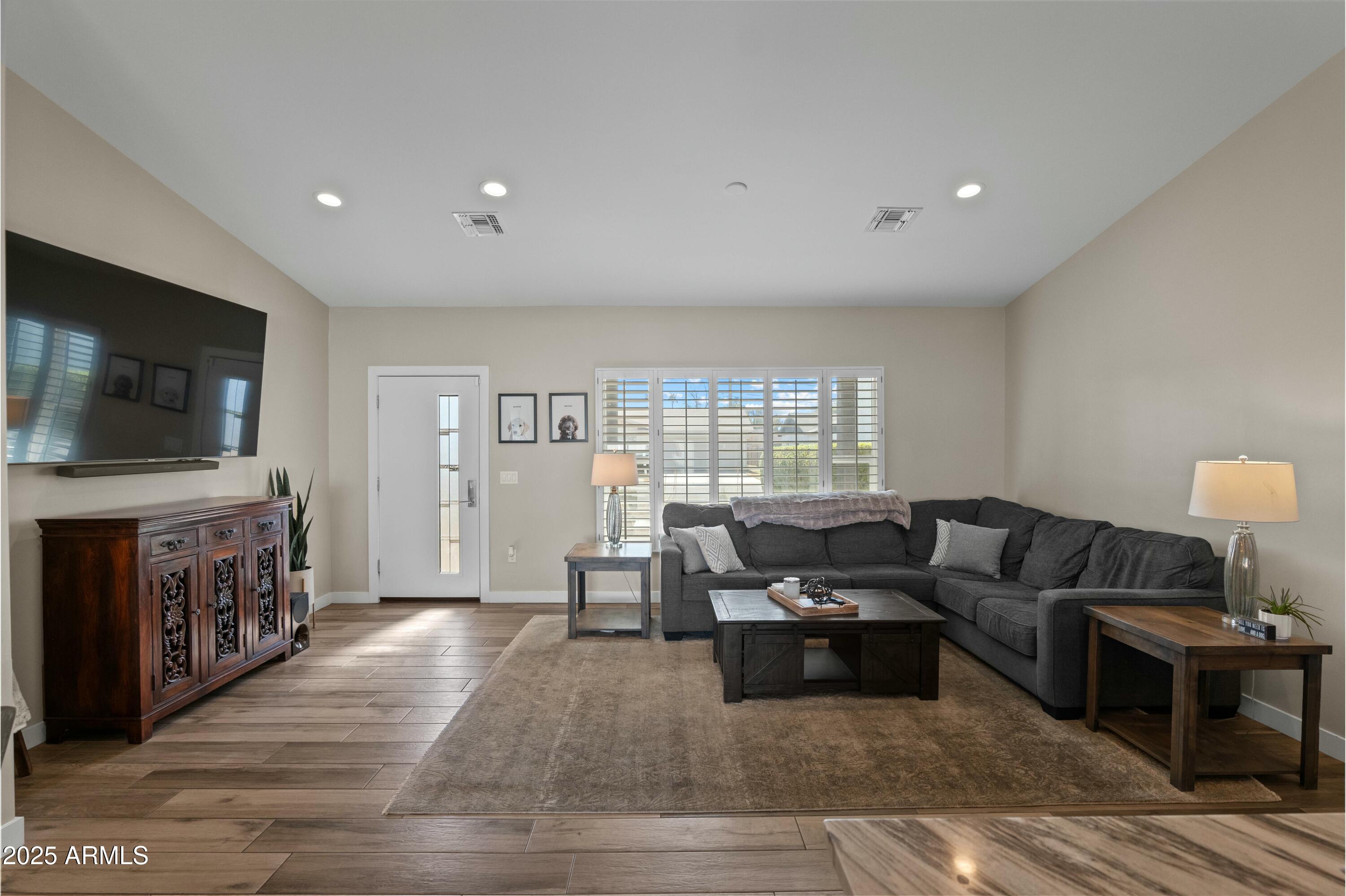 3102 East Roma Avenue Phoenix, AZ 85016 - Photo 5 of 40 Living Room