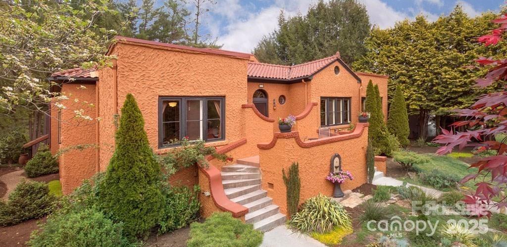26 Sheridan Road Asheville, NC 28803 - Photo 2 of 46 a front view of a house with garden