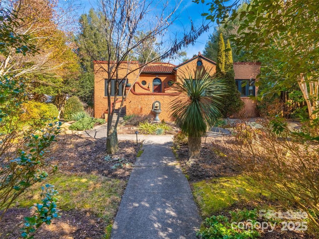 26 Sheridan Road Asheville, NC 28803 - Photo 4 of 46 a view of a backyard of water