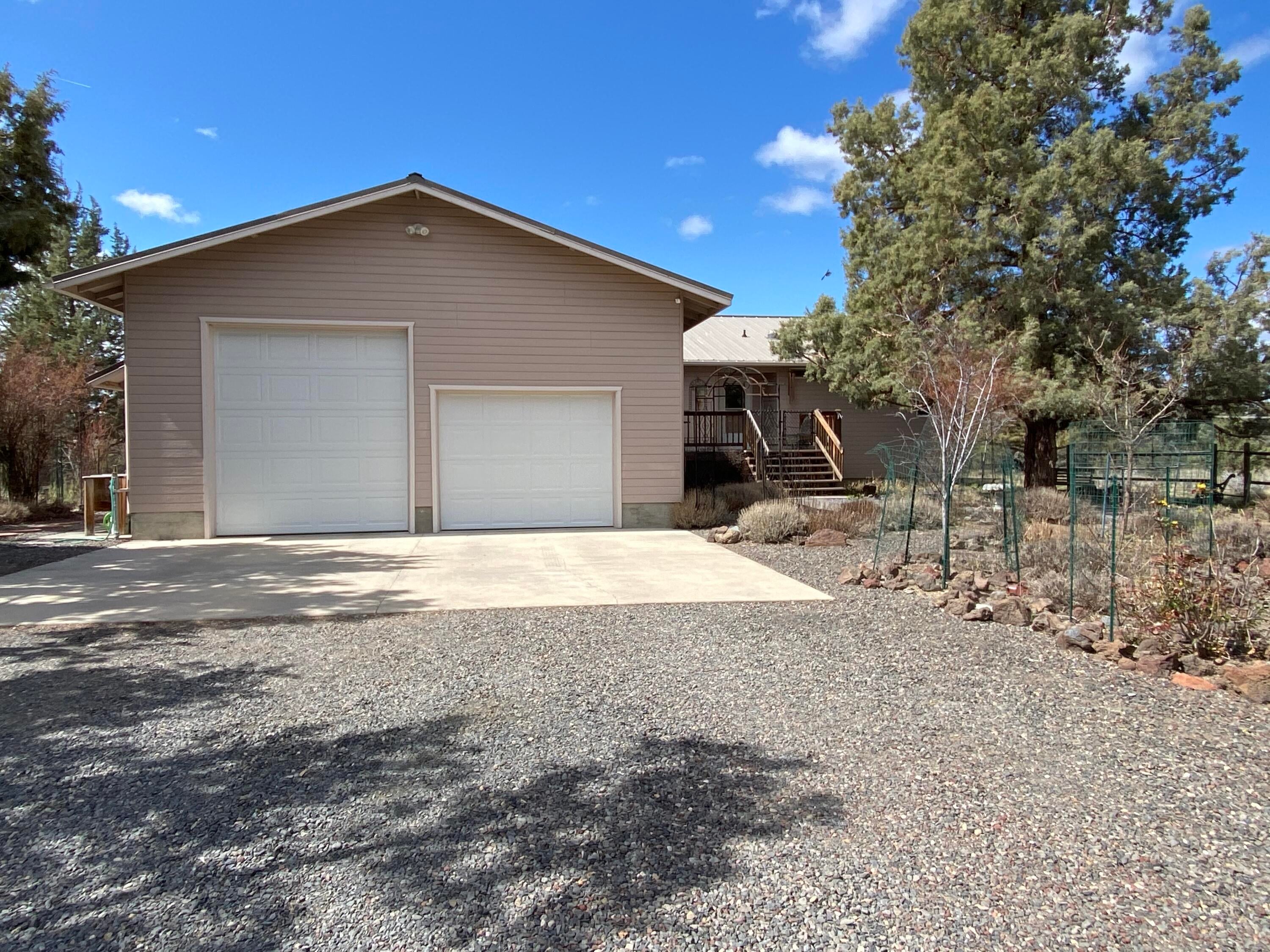 13898 Southwest Ridge Place Terrebonne, OR 97760 - Photo 4 of 38 Front with garage