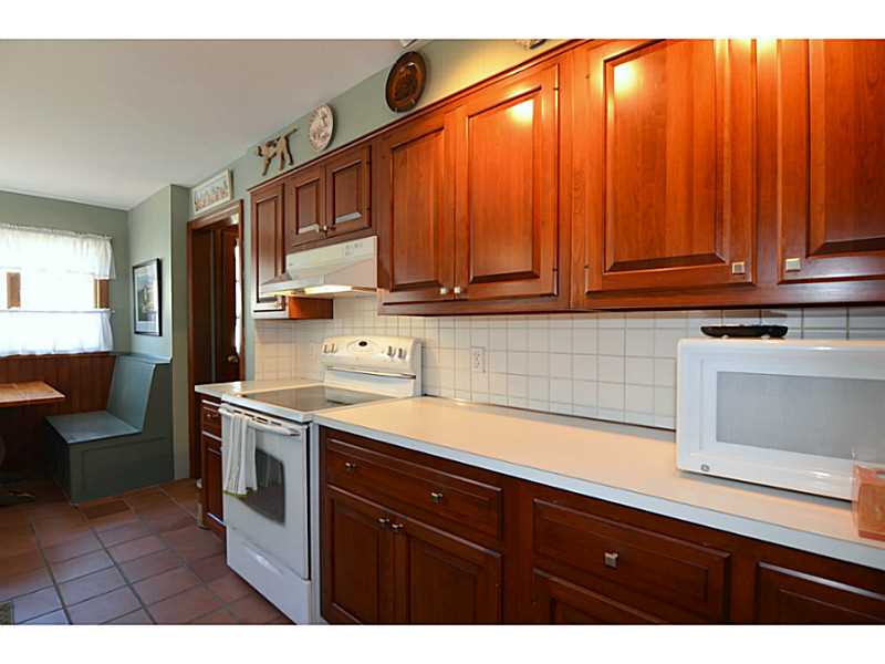 138 Edgehill Road Warwick, RI 02889 - Photo 9 of 25 Kitchen.