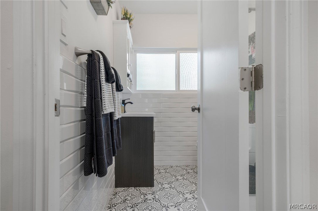 195 Elgin Road Big Bear Lake, CA 92315 - Photo 22 of 45 a bathroom with a shower