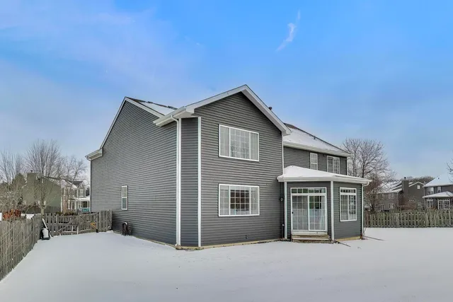 $545,000 | 490 Nuthatch Way, Lindenhurst, IL 60046