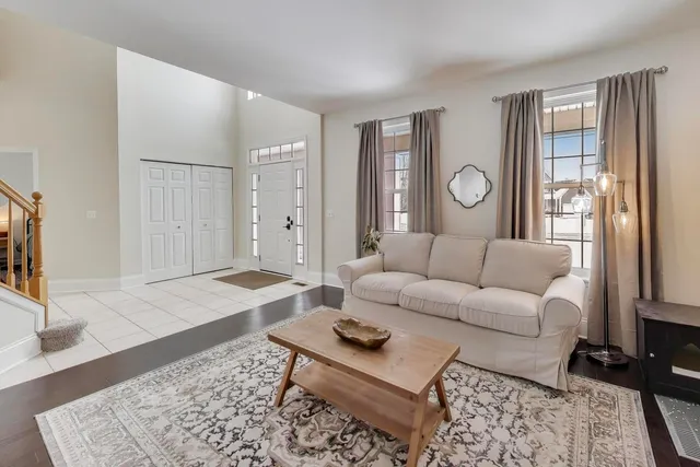 $545,000 | 490 Nuthatch Way, Lindenhurst, IL 60046