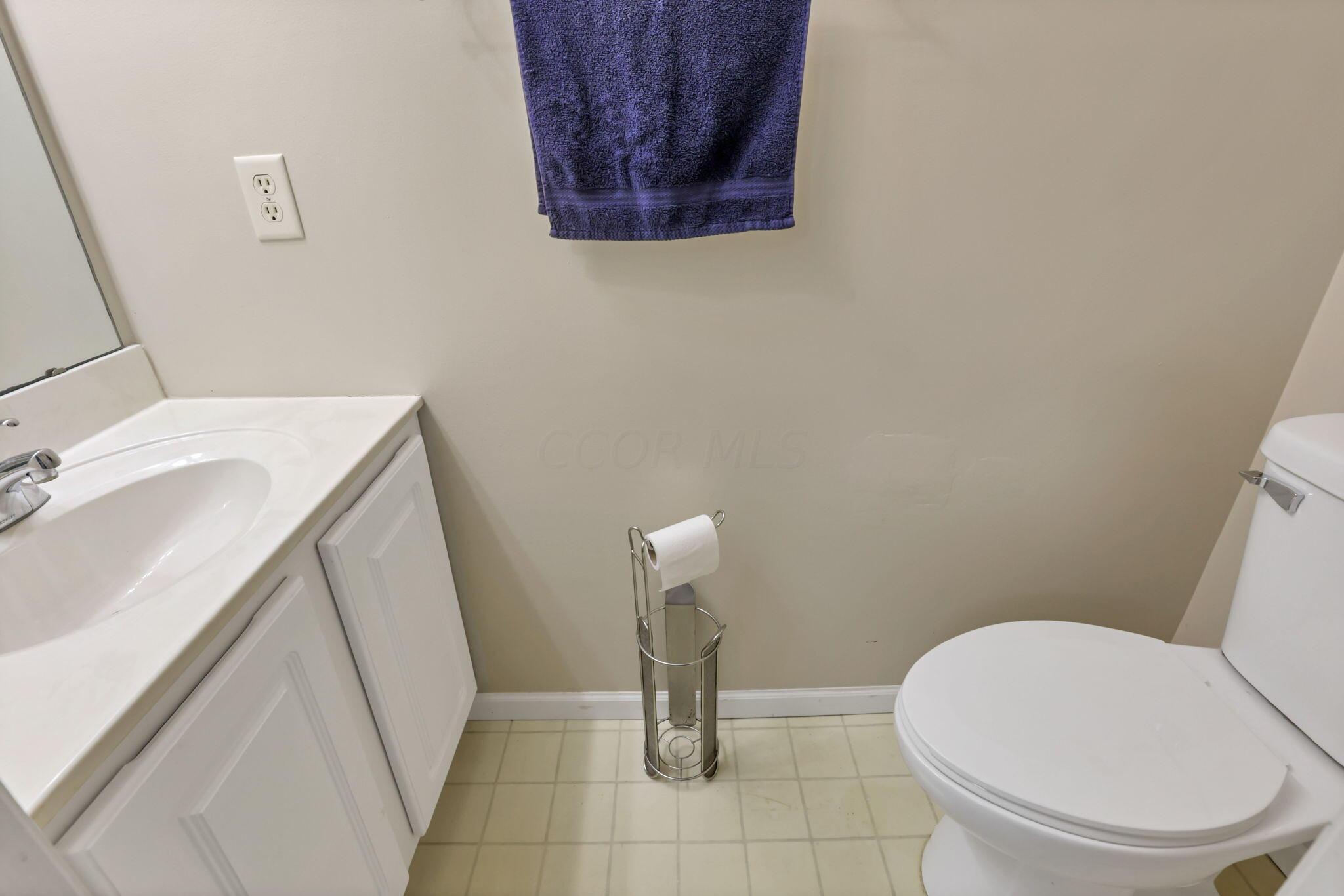 550 Country Club Road Columbus, OH 43213 - Photo 24 of 60 1st FL half bath