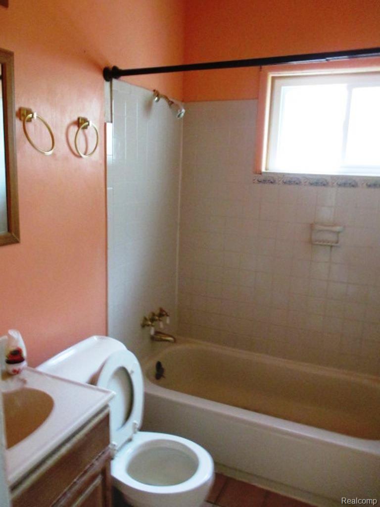 29243 York Street Inkster, MI 48141 - Photo 12 of 19 12-Bathroom.jpg