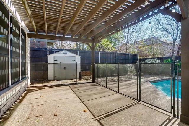 a view of a backyard