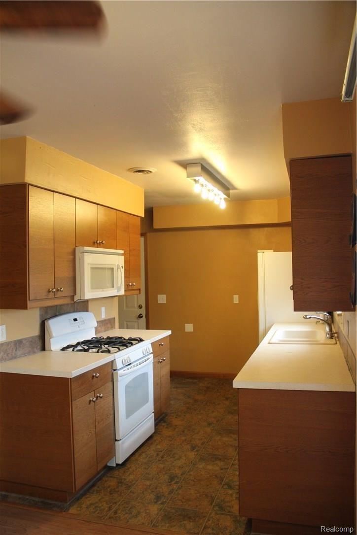 10345 Jennings Road Grand Blanc, MI 48439 - Photo 5 of 10 Kitchen