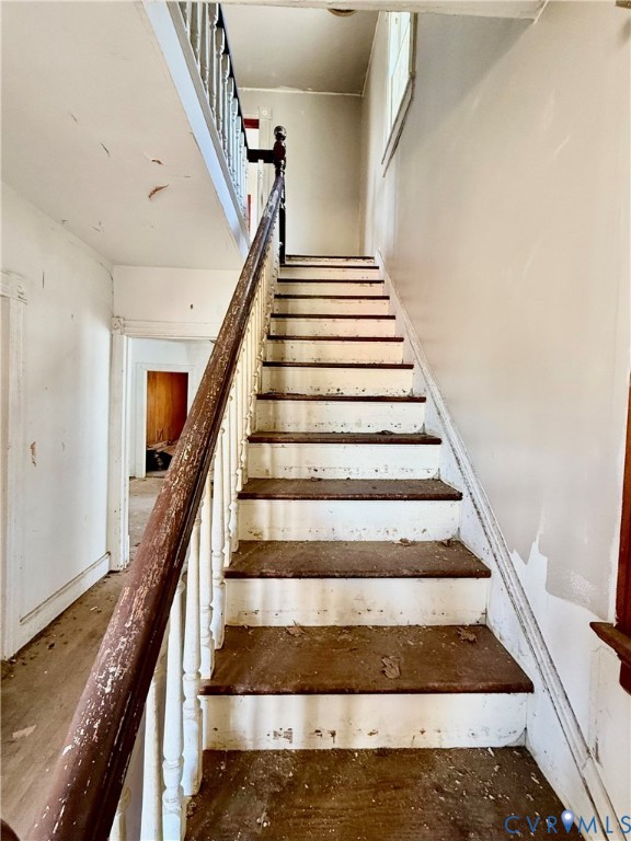 1415 11th Street Victoria, VA 23974 - Photo 2 of 5 View of staircase
