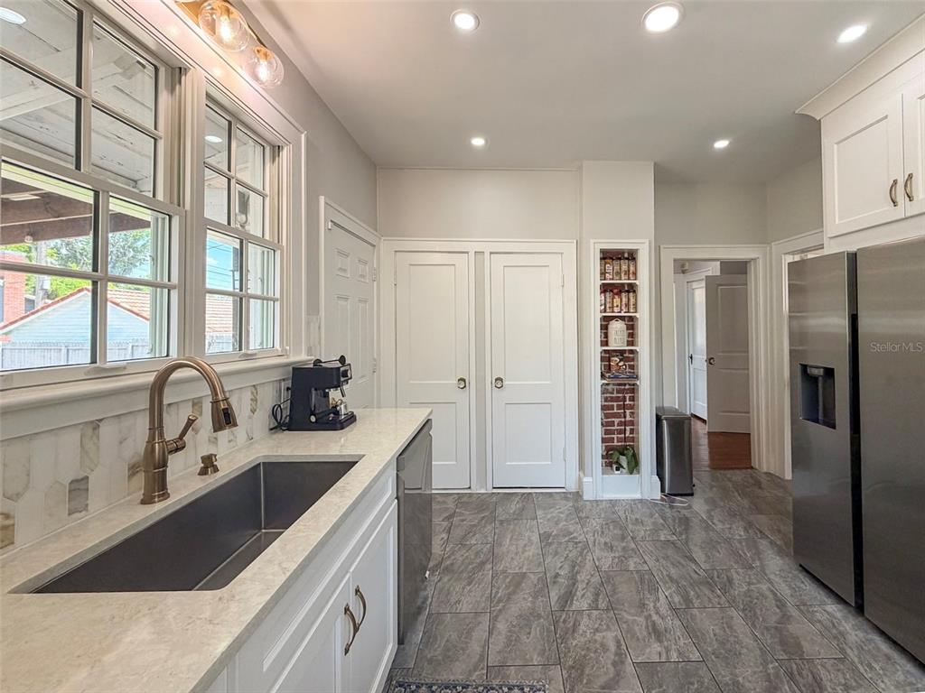 417 Southwest 10th Street Gainesville, FL 32601 - Photo 15 of 50