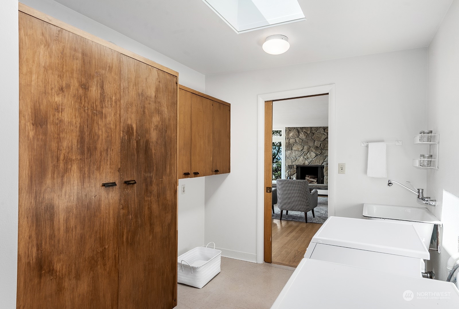 3513 West Howe Street Seattle, WA 98199 - Photo 14 of 39 a bathroom with a sink toilet and shower