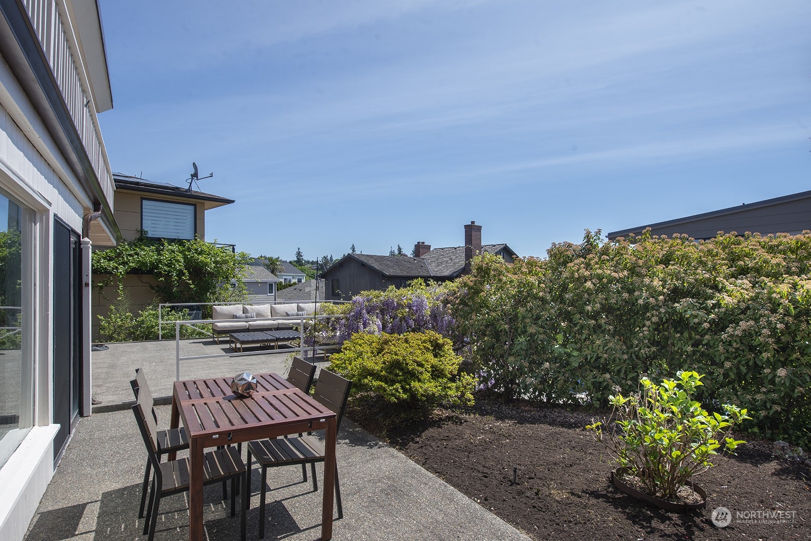 3513 West Howe Street Seattle, WA 98199 - Photo 31 of 39 a view of a chairs and table in patio