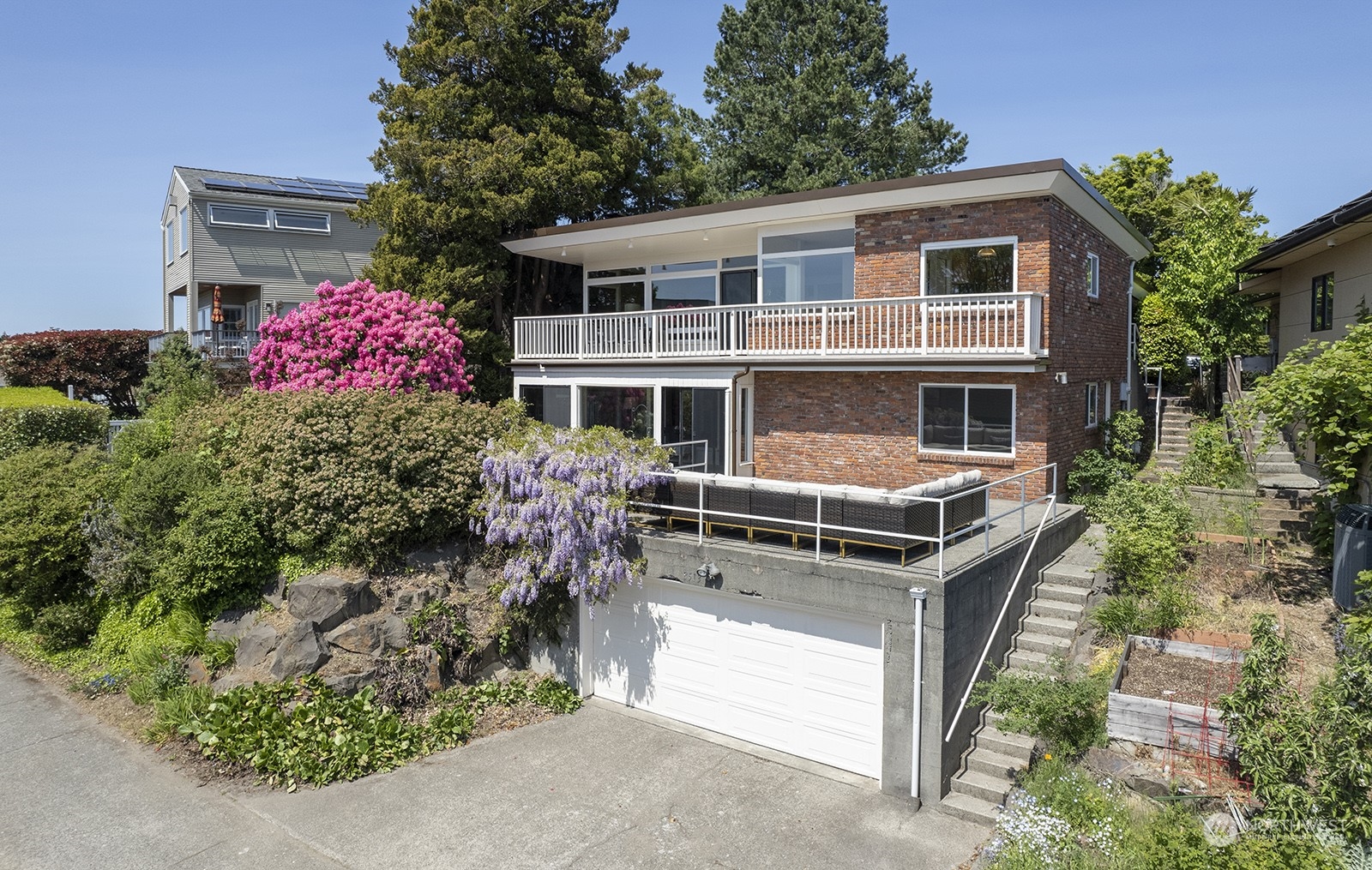 3513 West Howe Street Seattle, WA 98199 - Photo 34 of 39 a front view of house with yard