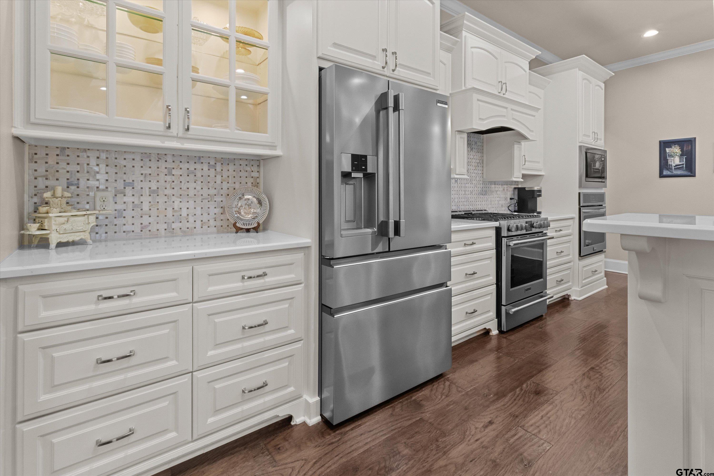 7423 Princedale Tyler, TX 75703 - Photo 10 of 31 a kitchen with cabinets stainless steel appliances and wooden floor