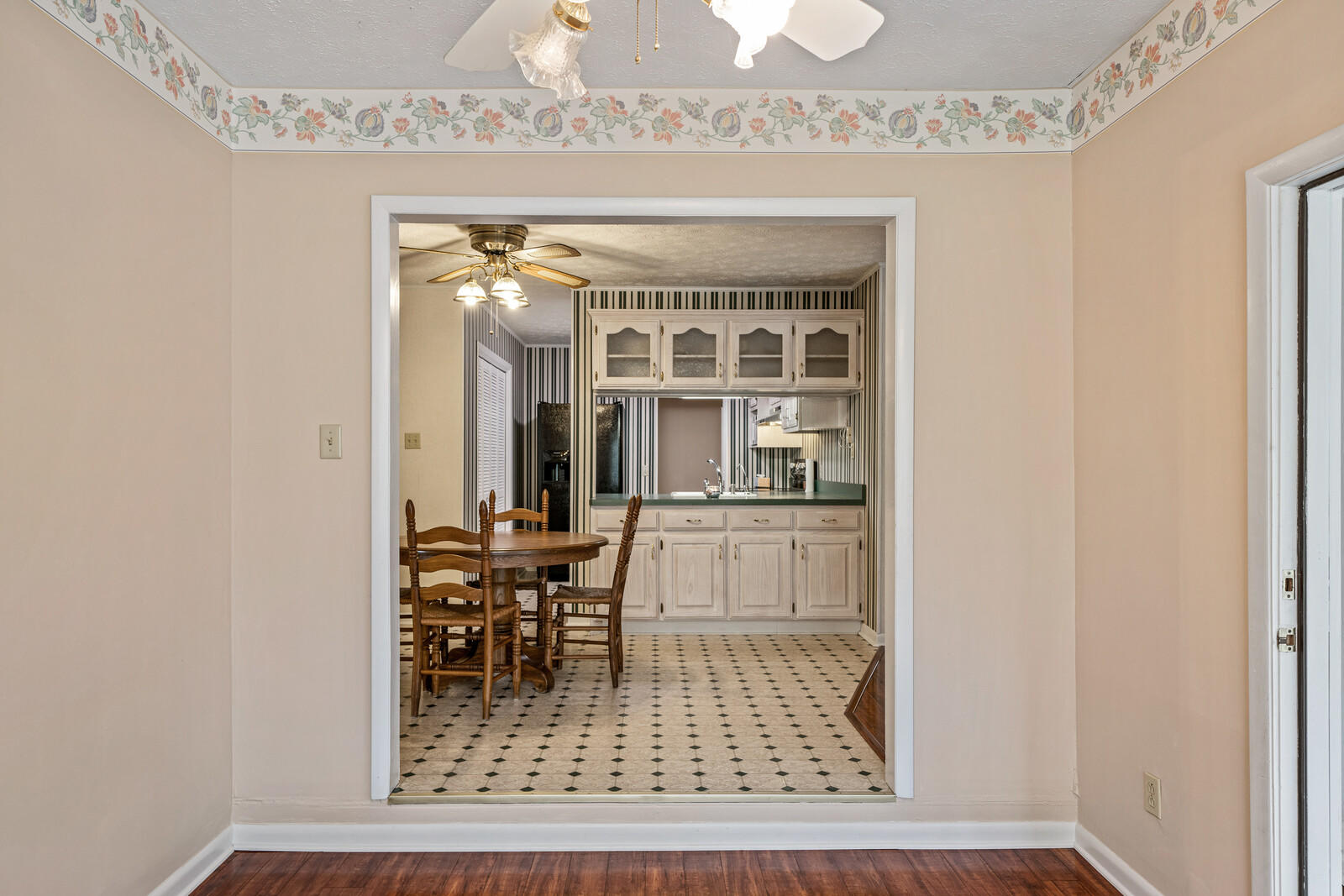 1518 Cherokee Road East Crossville, TN 38572 - Photo 17 of 38 Family room/dining room