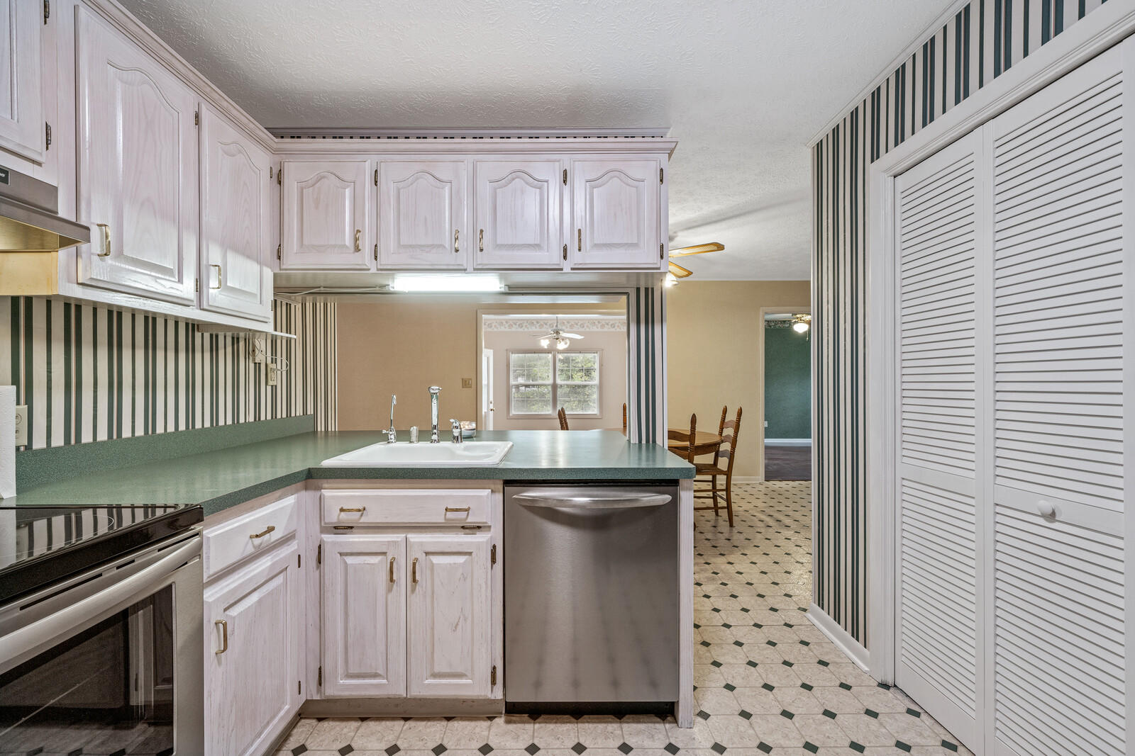 1518 Cherokee Road East Crossville, TN 38572 - Photo 19 of 38 Kitchen