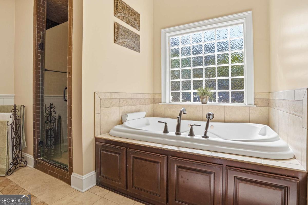 135 Stewart Street St. Simons, GA 31522 - Photo 21 of 27 a bathroom with a sink and a bathtub