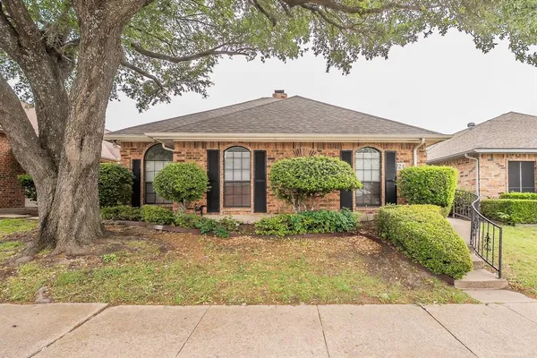 $264,900 | 724 Ashbrook Drive, DeSoto, TX 75115