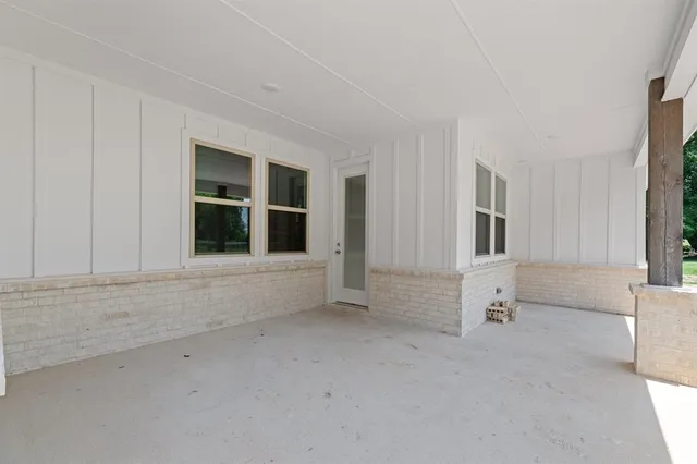 a view of empty room with window