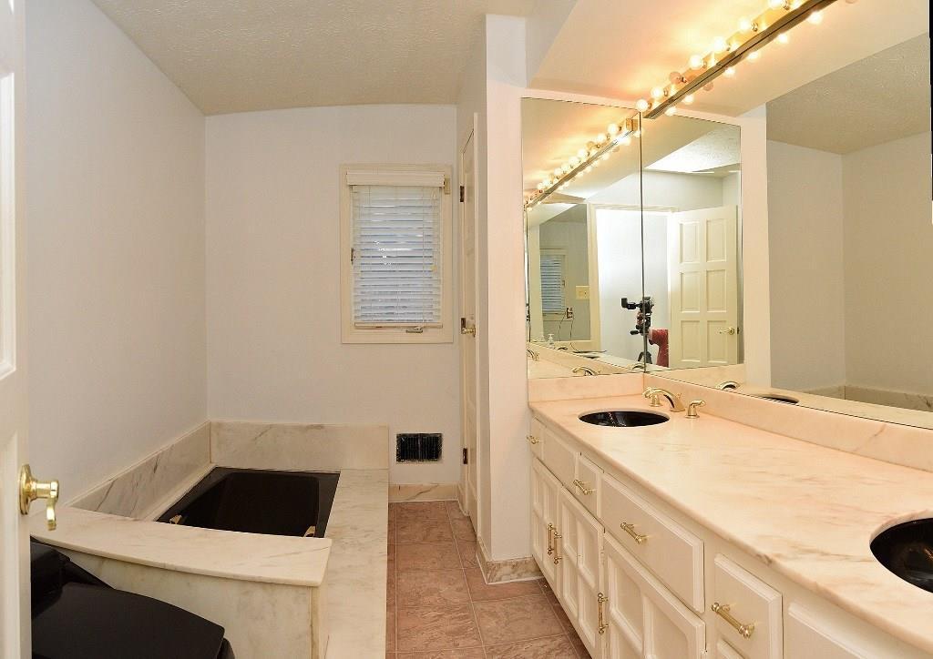 8930 Shagbark Road Indianapolis, IN 46260 - Photo 19 of 27 Gallery Image 19